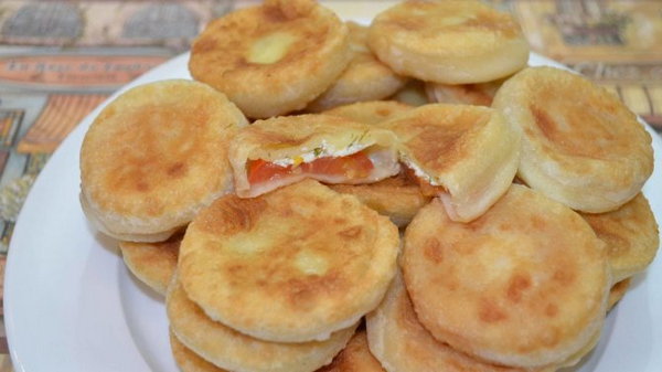 Быстрые жареные пирожки с помидорами и сыром