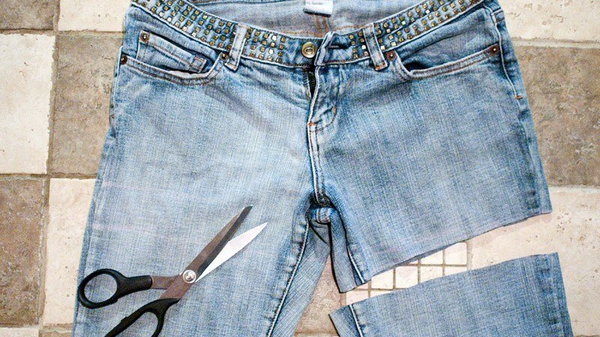 Вторая жизнь: как сделать шорты из старых джинсов