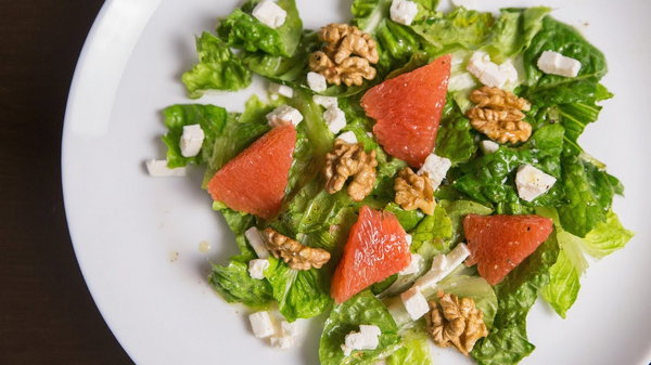Рецепт полезного салата из грейпфрута, феты и орехов