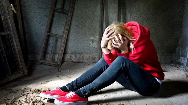 Депрессия у подростков – причины, признаки и помощь родителей