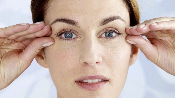 5 ежедневных привычек, которые старят кожу вокруг глаз