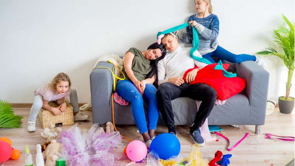 Новоиспеченные родители считают, что оставаться дома с детьми гораздо труднее, чем работать в офисе
