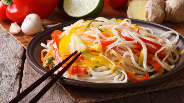 Фунчоза по-корейски с овощами и соевым соусом: рецепт дня
