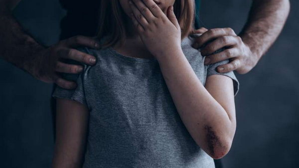 Жестокое обращение с детьми происходит чаще, чем можно представить