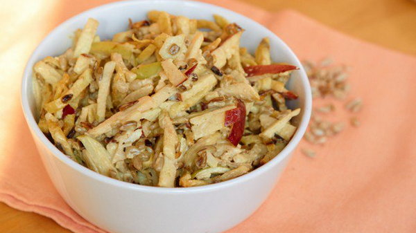 Полезный салат из вареной курицы с яблоками и орехамим