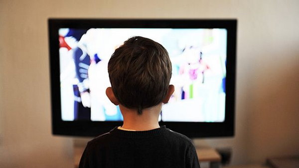 Психологи рассказали о том, как телевизор влияет на детей