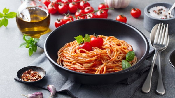 Пикантные спагетти с перцем, чесноком, оливковым маслом и крошкой