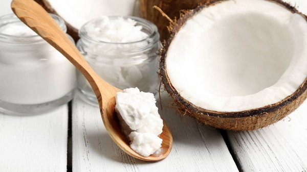 7 вариантов использования кокосового масла для красоты