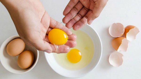 Как отделить яичный желток от белка: три проверенных способа