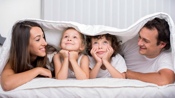 Неудобная ситуация: что делать, если ребенок застал родителей в постели