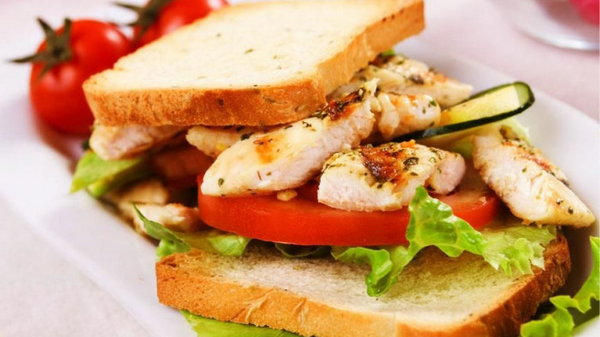 Рецепт для пикника: сэндвичи с запеченной курицей, сыром и овощами
