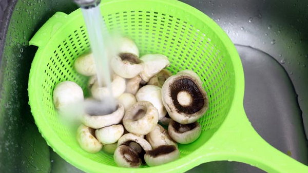 Как быстро почистить грибы? С этим способом ты справишься моментально