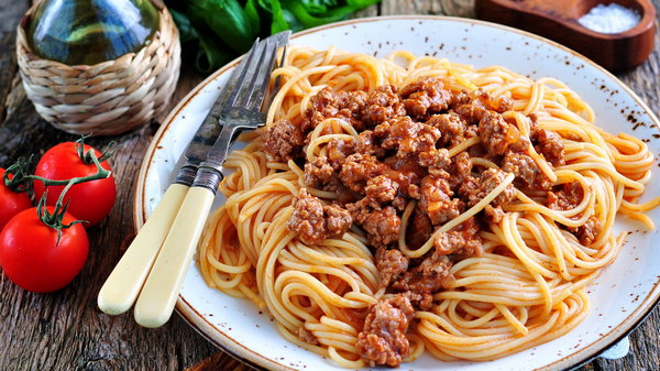 Рецепт быстрого ужина: готовим макароны с фаршем и овощами