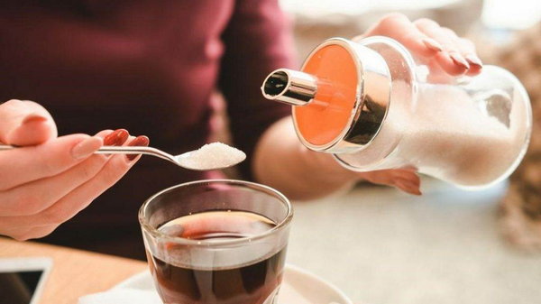 Сладкий чай и пирожные: к чему приводит регулярное потребление сахара
