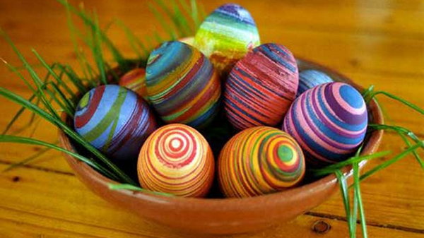 Как красиво покрасить яйца на пасху без исскуственых красителей.