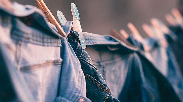 Как правильно стирать джинсы и джинсовую одежду