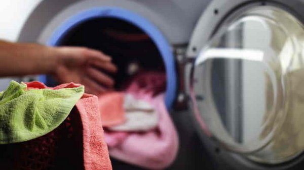 10 проверенных советов по стирке вещей в машинке, чтобы сохранить цвет и пуговицы