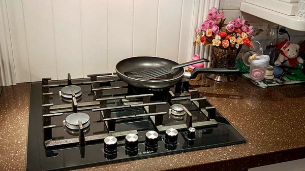 Процесс омовения запущенной плиты на кухне