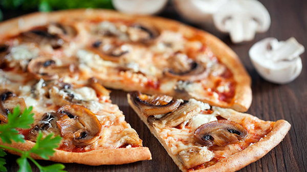 Хрустящая пицца с сыром моцарелла и грибами
