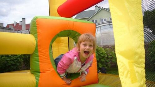 Надувные батуты Happy Hop – радость и восторг в подарок ребенку