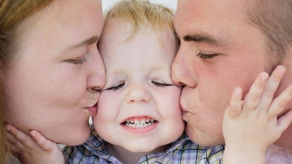 Почему родителям полезно целоваться при детях? Открытие ученых