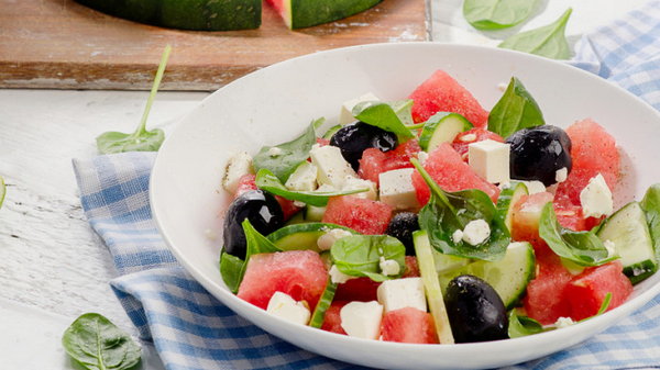 Салат с арбузом, фетой и оливками
