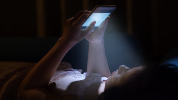 Использование смартфона перед сном вредно и опасно для ребенка