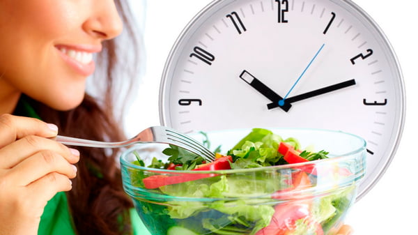 Питание в строго определенные часы помогает похудеть - ученые