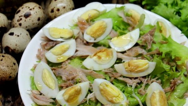 Салат с перепелиными яйцами и мясом перепелки
