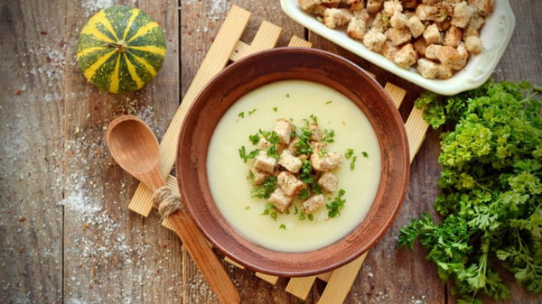 Сливочный суп - пюре с картофеля с гренками