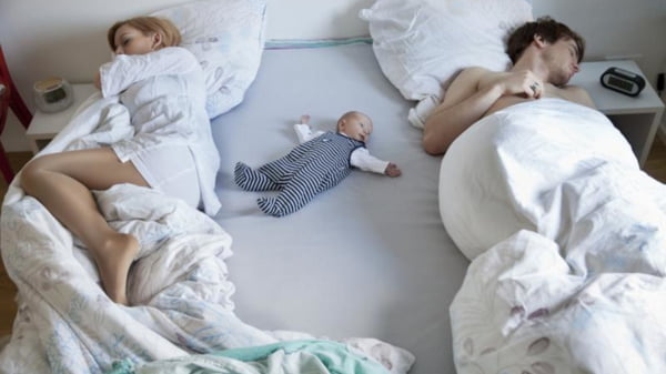 Ученый-педиатр объяснил на пальцах, до скольки лет дети должны спать с родителями