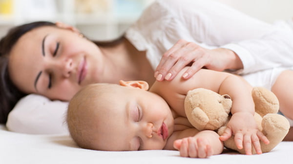 Ребенок спит с родителями в одной постели: полезно или вредно?