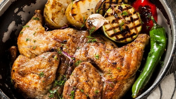 Цыпленок жареный и не только. 5 праздничных блюд из курицы