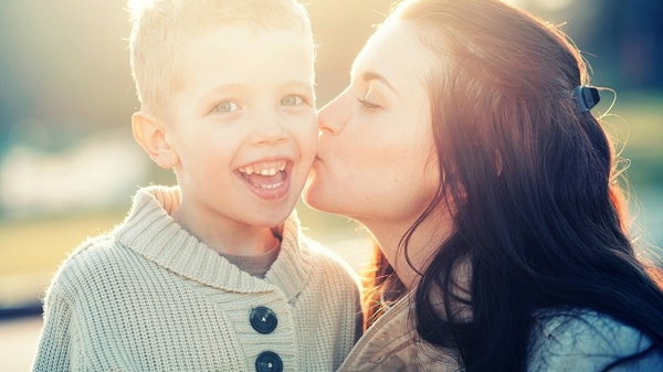 Можно ли целовать ребенка в губы: полезные советы мамы и психолога