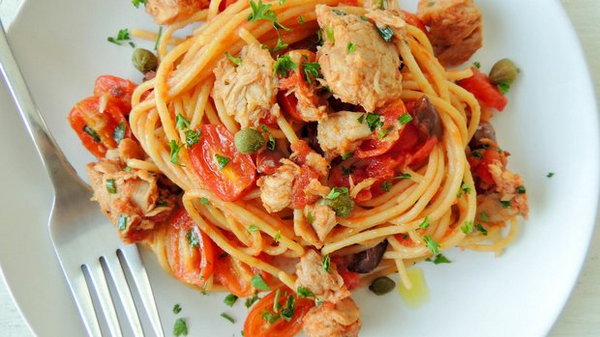 Спагетти с тунцом и томатным соусом