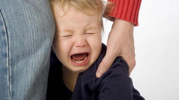 Как родителям правильно реагировать на нытье ребенка и что нельзя делать