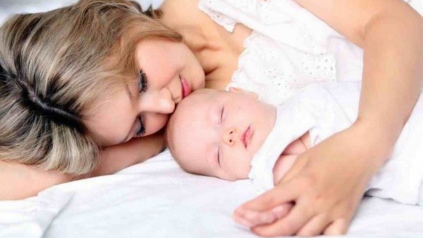 Совместный сон с маленьким ребенком провоцирует развитие депрессии у матери