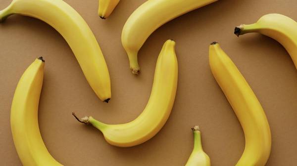 10 рецептов с бананом: интересные идеи для завтрака, обеда и ужина
