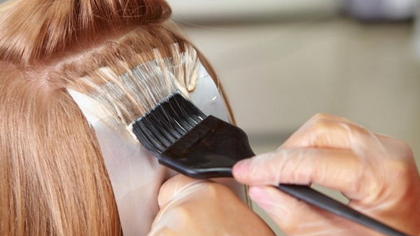 Как правильно красить и подкрашивать корни волос