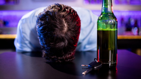 Чим алкогольне отруєння відрізняється від сп'яніння?