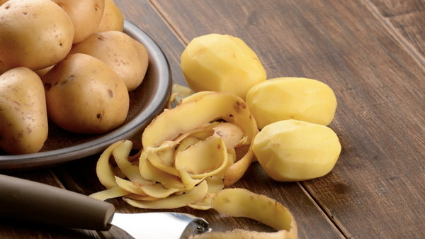 Как очистить вареный картофель за несколько секунд?