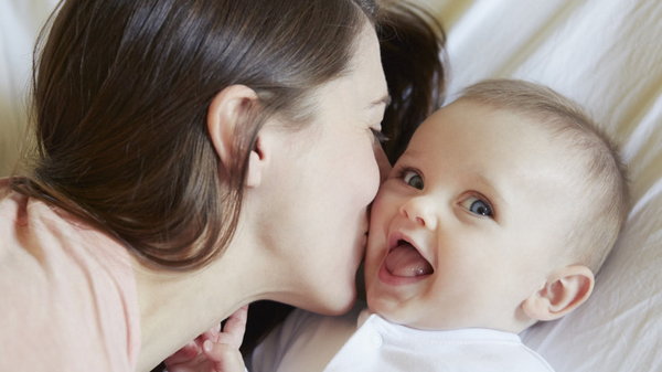 Можно ли целовать детей в губы? Мамы не согласны с психологами