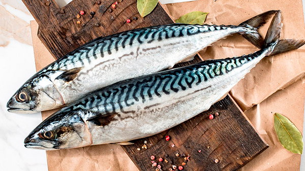 Скумбрия по вкусу как красная рыба: секрет в особом маринаде