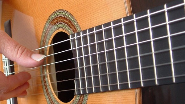 Струны на классической гитаре делают из нейлона